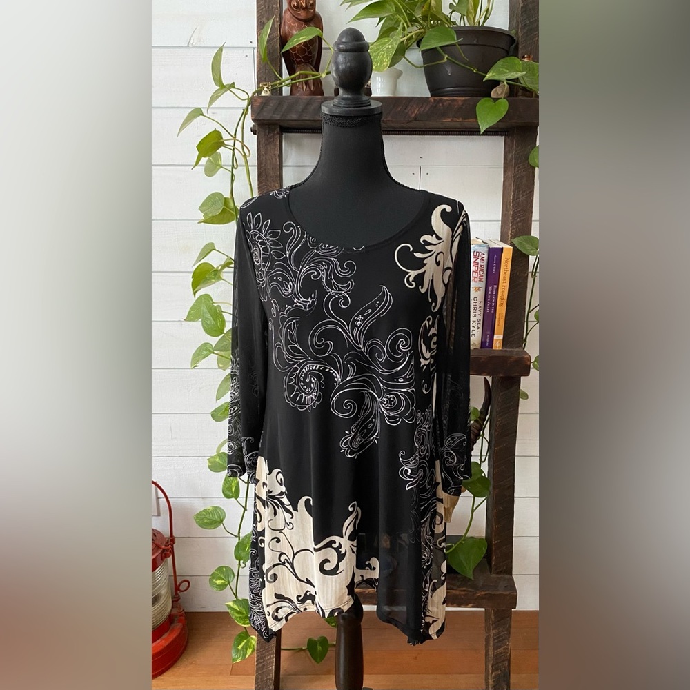 Chico’s Travelers Collection: Black and White Pattern Blouse - Picture 6 of 15